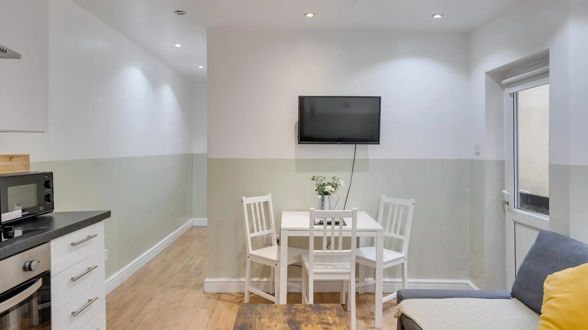 2 Bedroom Apartment For Up To 6 Nr Centre Cardiff 0*,